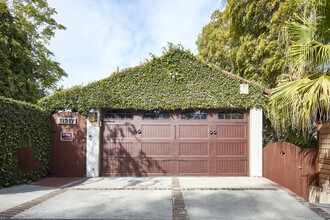 11217 Sunshine Ter in Studio City, CA - Building Photo - Building Photo