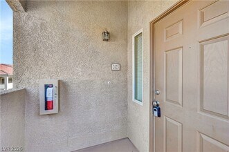 2305 W Horizon Ridge Pkwy in Henderson, NV - Foto de edificio - Building Photo