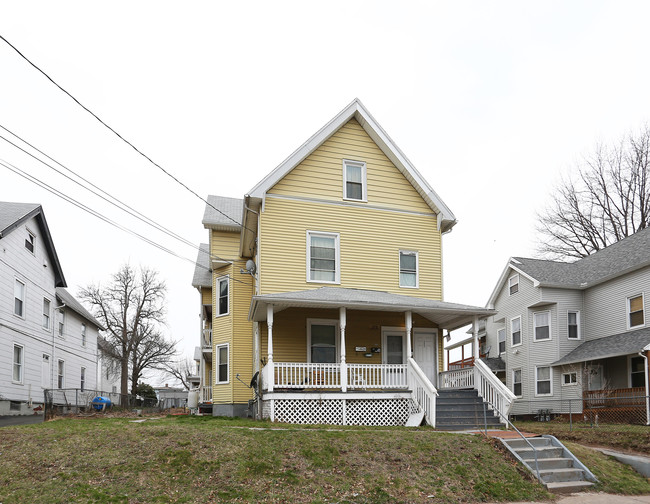 207-211 Maple St in New Britain, CT - Building Photo - Building Photo