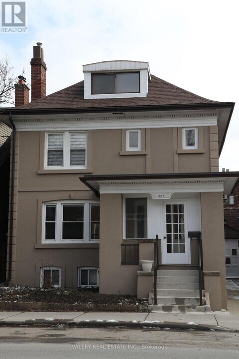 207 Oakwood Ave in Toronto, ON - Building Photo