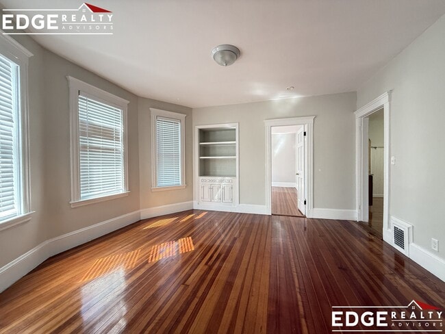 39 Foster St, Unit 1 in Boston, MA - Foto de edificio - Building Photo