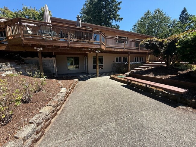 5711 Black Lake Belmore Rd SW in Olympia, WA - Building Photo - Building Photo
