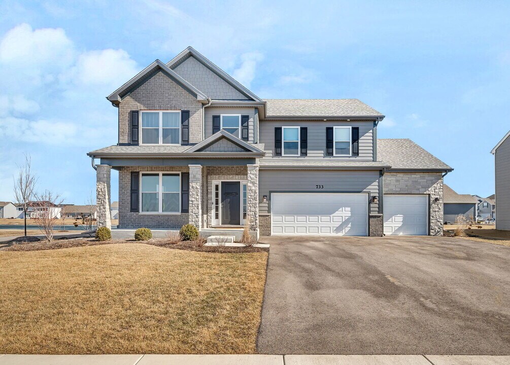 733 Juniper St in Oswego, IL - Building Photo