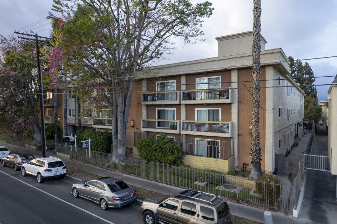 Saticoy Apartments in Winnetka, CA - Foto de edificio