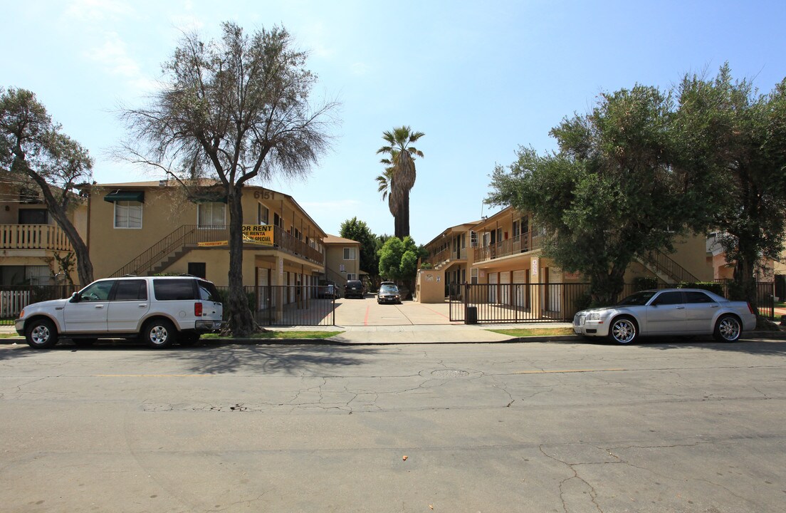 Linden Terrace Apartments in Long Beach, CA - Building Photo