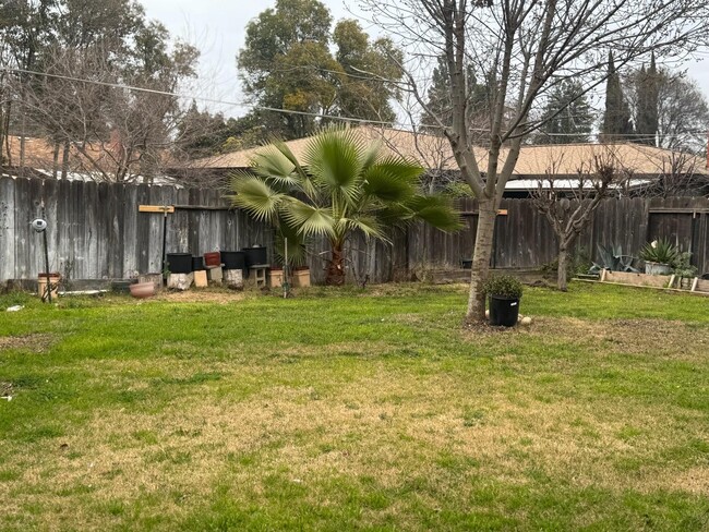 835 E Brookdale Dr in Merced, CA - Building Photo - Building Photo