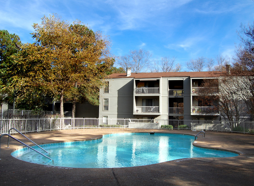 Poplar Pines and Poplar Pines West in Memphis, TN - Foto de edificio