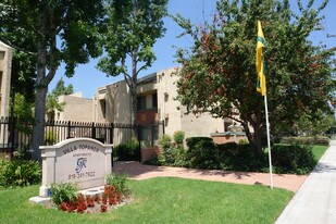 Villa Topanga in Canoga Park, CA - Building Photo