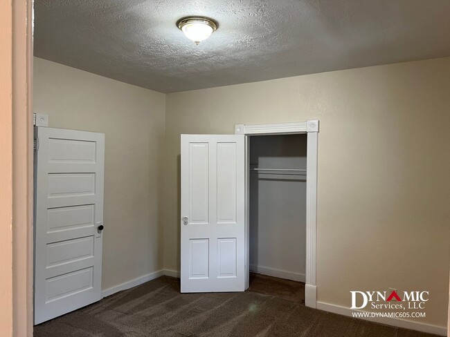 811 S Summit Ave in Sioux Falls, SD - Foto de edificio - Building Photo