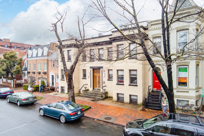 1318 35th St NW in Washington, DC - Foto de edificio - Building Photo