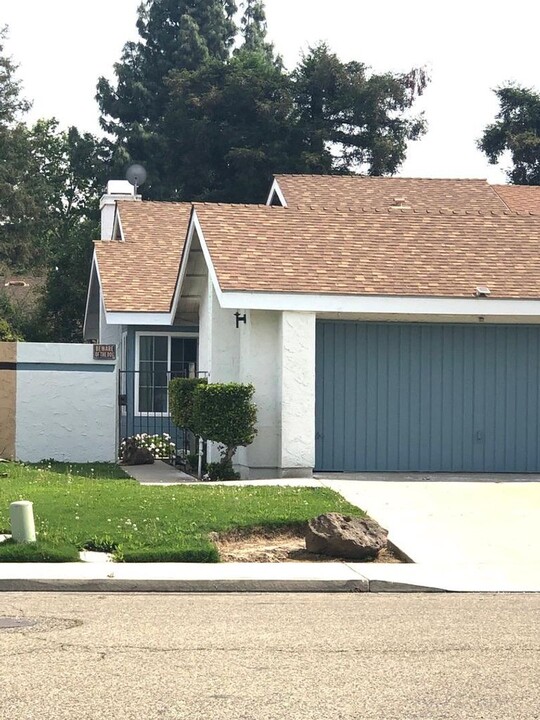 1818 E Four Creeks Dr in Visalia, CA - Foto de edificio