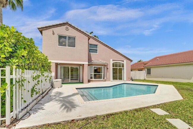 1021 NW 173rd Ave in Pembroke Pines, FL - Foto de edificio - Building Photo
