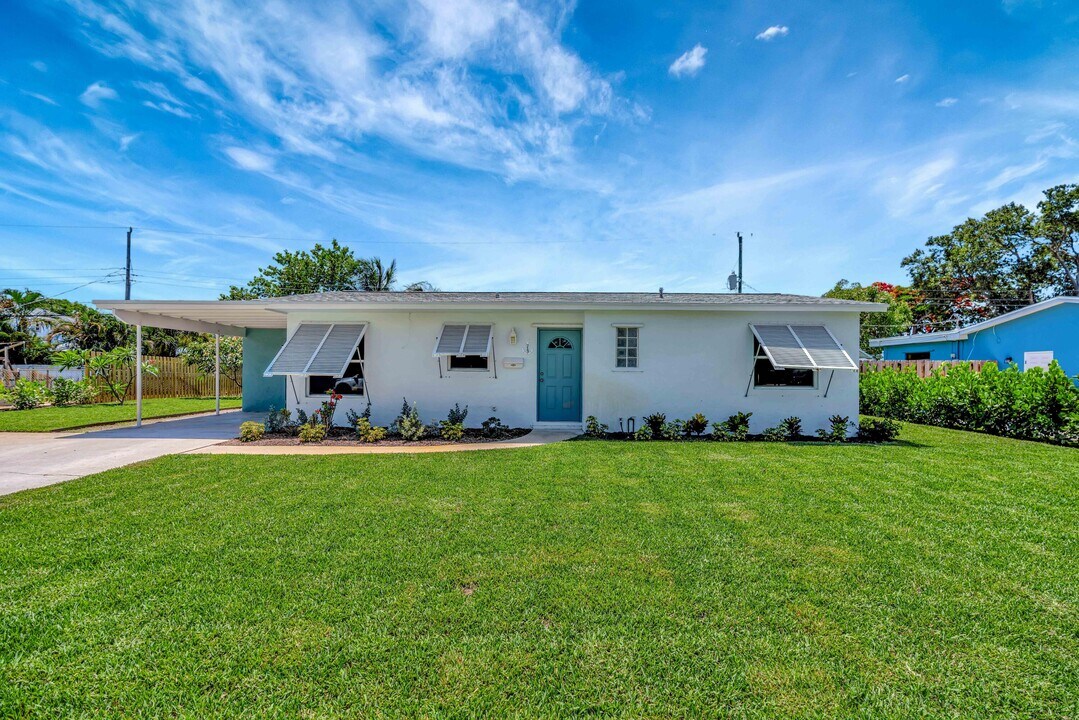 713 Gumtree Rd in North Palm Beach, FL - Building Photo