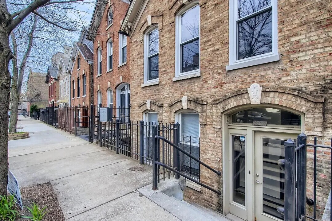 1629 W Julian St-Unit -1F in Chicago, IL - Building Photo