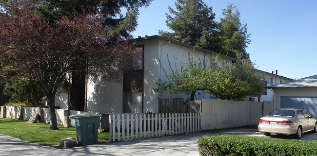 645 N Livermore Ave in Livermore, CA - Foto de edificio - Building Photo