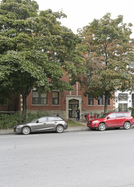 6715 W Sherbrooke E in Montréal, QC - Building Photo