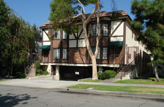 453 E Tujunga Ave in Burbank, CA - Building Photo - Building Photo