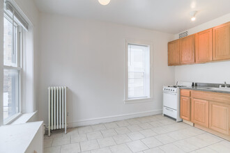 722 Clark St in Evanston, IL - Building Photo - Interior Photo