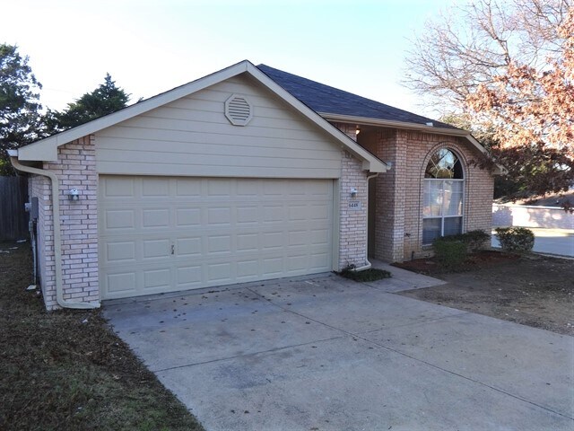 6448 Royal Cedar Dr in Dallas, TX - Foto de edificio