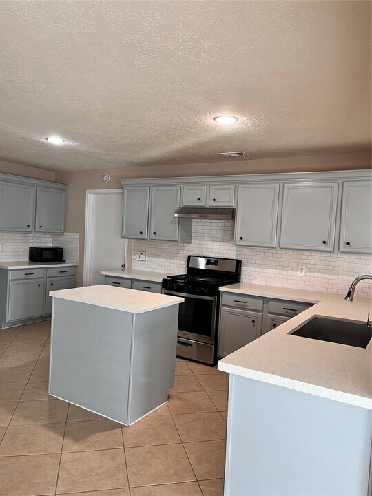 10910 Thorncliff Dr in Humble, TX - Building Photo