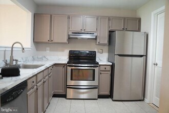 84 Woodlake Dr in Evesham, NJ - Building Photo - Building Photo