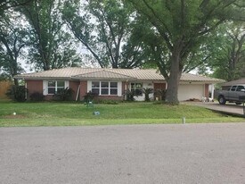 215 Anna St in Tomball, TX - Building Photo