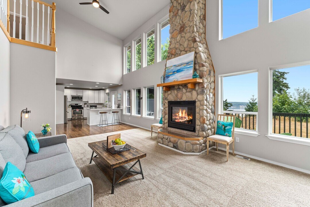 4155 E Camano Dr in Camano, WA - Building Photo