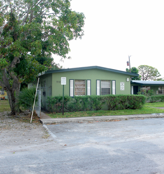 836 NW 13th Ter in Fort Lauderdale, FL - Building Photo - Building Photo