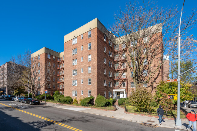 81-05-81-15 35th Ave in Jackson Heights, NY - Foto de edificio - Building Photo