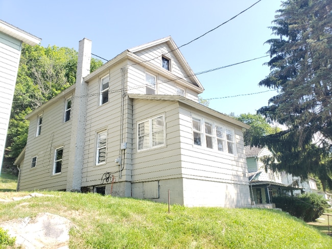 property at 718 W 5th Ave