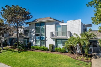 La Privada Valle Poway in Poway, CA - Foto de edificio - Building Photo