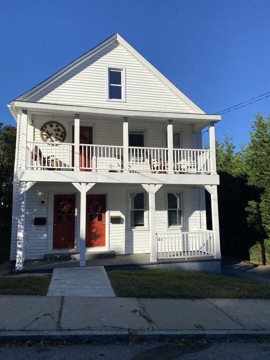 24 Alger St in New London, CT - Building Photo