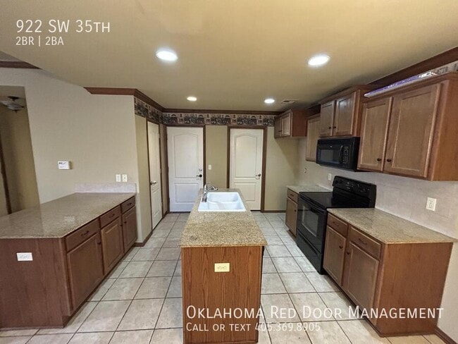 922 SW 35th St in Moore, OK - Building Photo - Building Photo