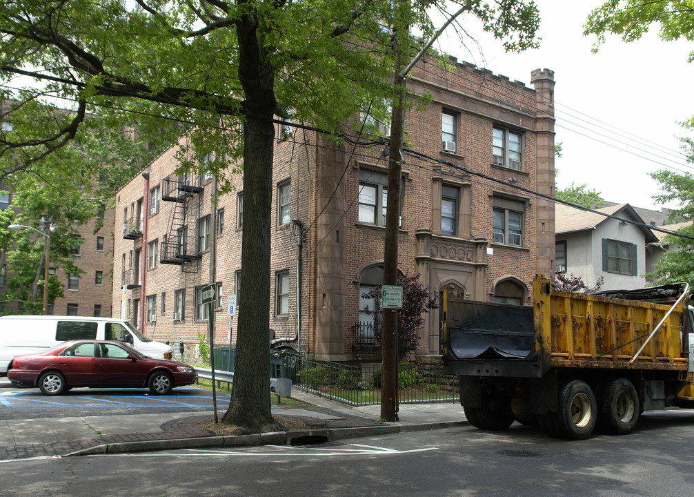 28 Mitchell Pl in White Plains, NY - Building Photo