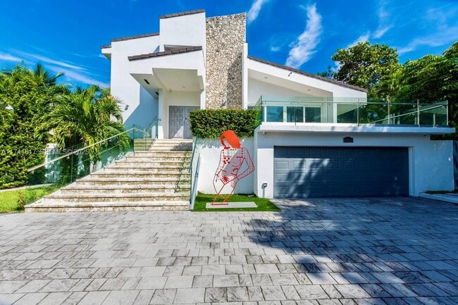 891 N Venetian Dr in Miami Beach, FL - Foto de edificio - Building Photo