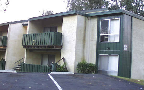 Village Green in Escondido, CA - Foto de edificio - Building Photo