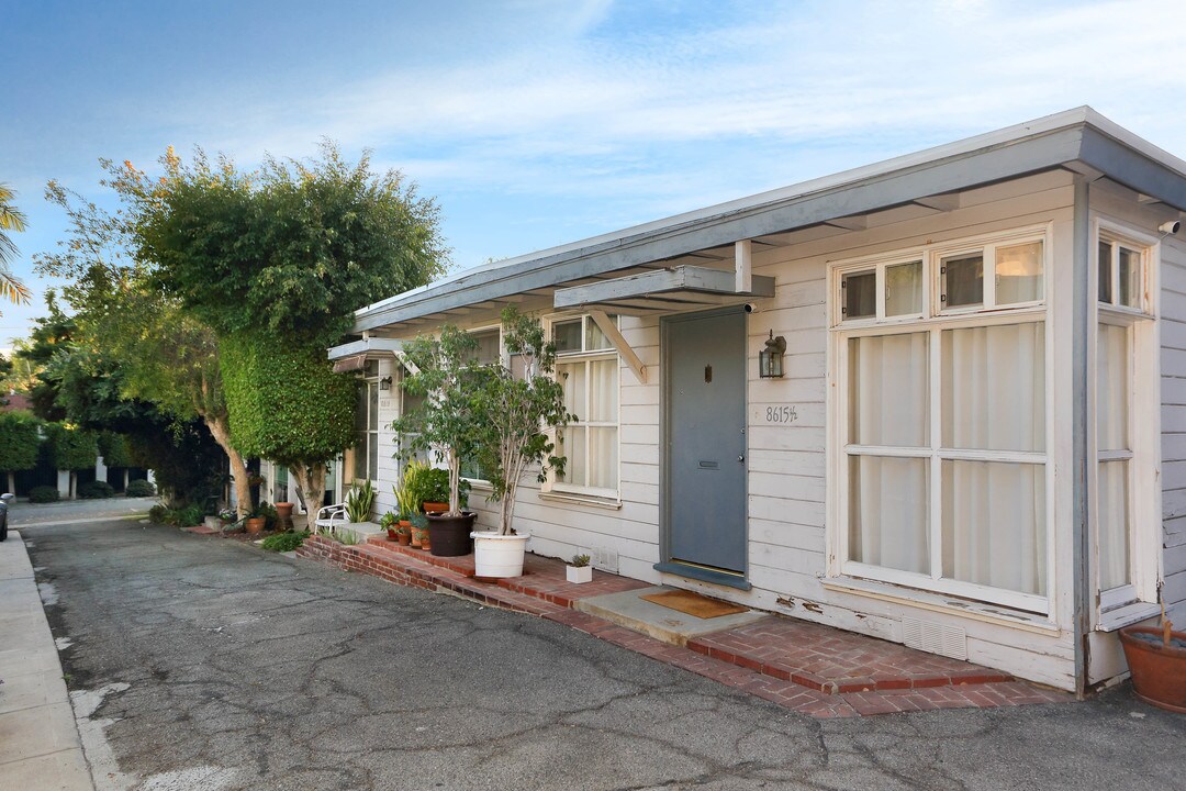 8613 Rugby Dr in West Hollywood, CA - Building Photo