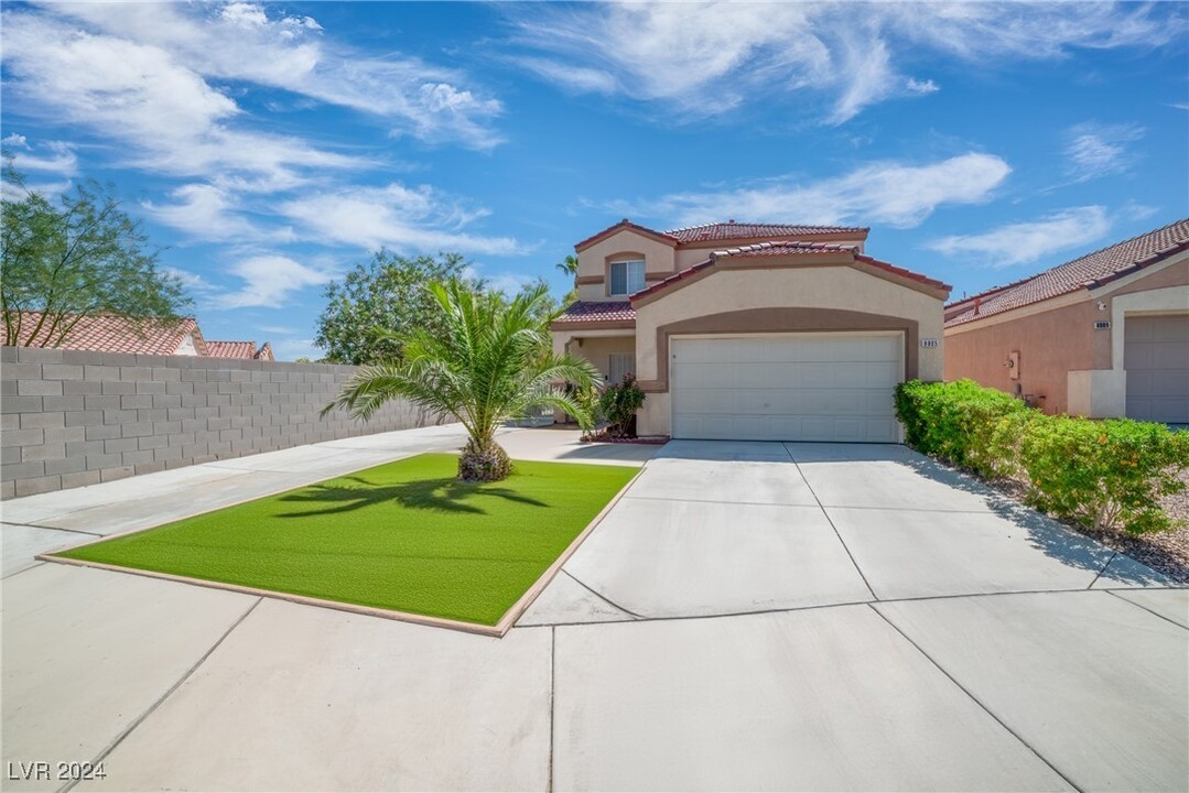 8805 W Pine Pitch Dr in Las Vegas, NV - Building Photo