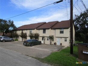 421 Watts Ln in Canyon Lake, TX - Building Photo - Building Photo