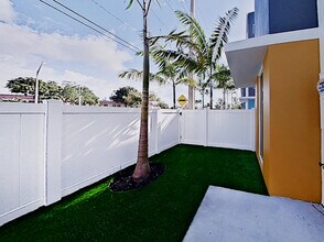 355 NW 50th Dr in Boca Raton, FL - Foto de edificio - Building Photo
