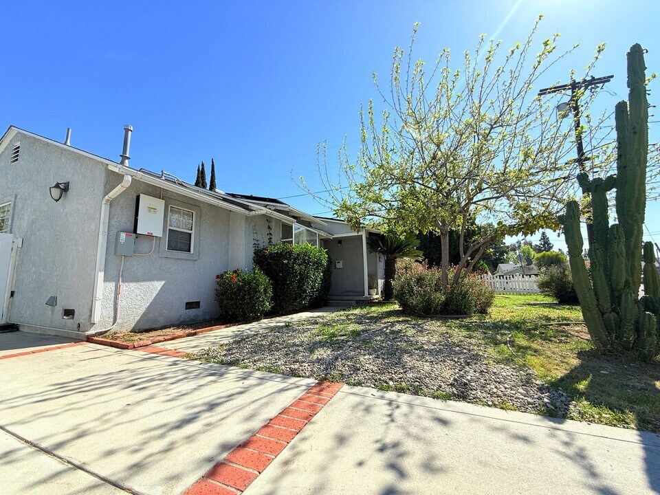 16639 Cantlay St in Los Angeles, CA - Building Photo