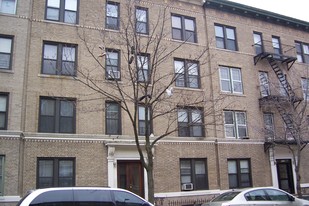 61-20 Woodbine St Apartamentos