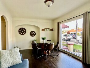 211 Corona Ave in Long Beach, CA - Building Photo - Building Photo