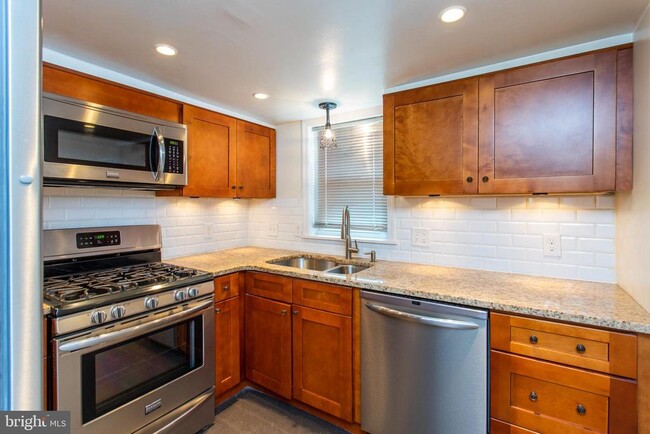 property at 2218 E Oakdale St