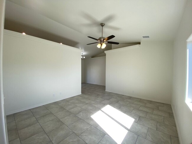 1704 Los Angeles St in Kingman, AZ - Building Photo - Building Photo