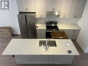 4 Chestnut Ct in Aurora, ON - Building Photo - Building Photo
