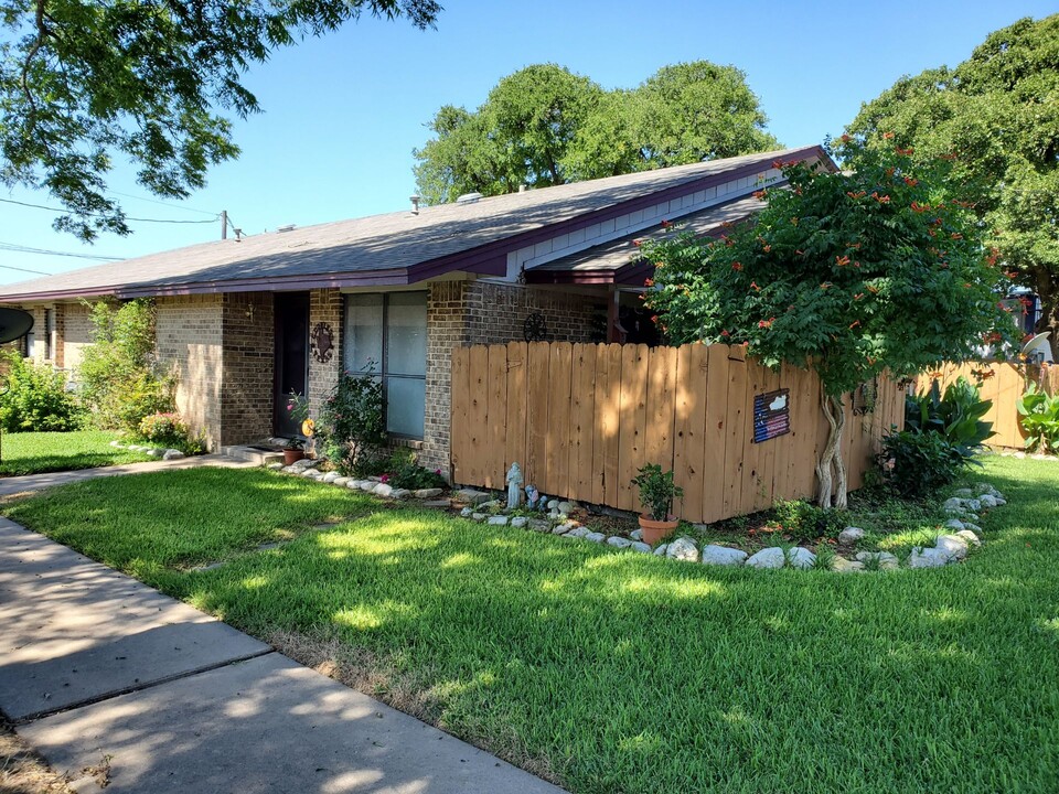 Shade Tree Apartment Homes in Giddings, TX - Building Photo