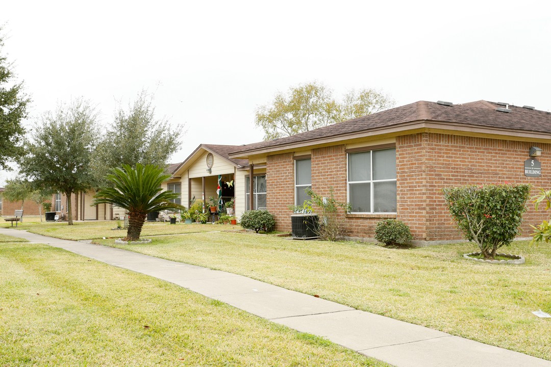 Simmons Gardens in Houston, TX - Building Photo