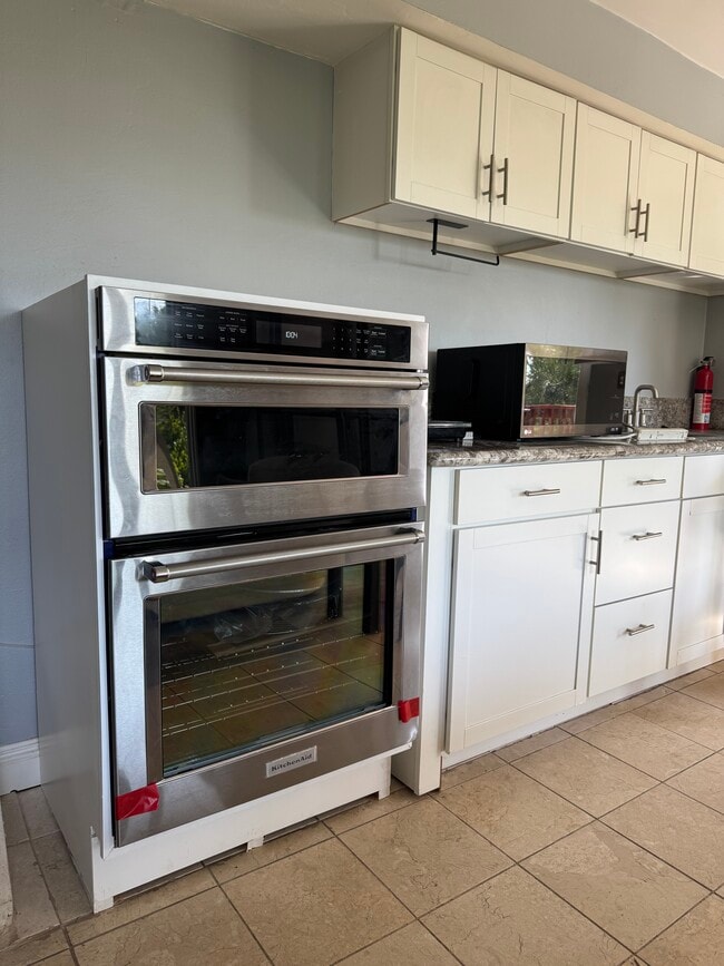 2300 Sunset Heights Dr, Unit david younesi in West Hollywood, CA - Building Photo - Building Photo