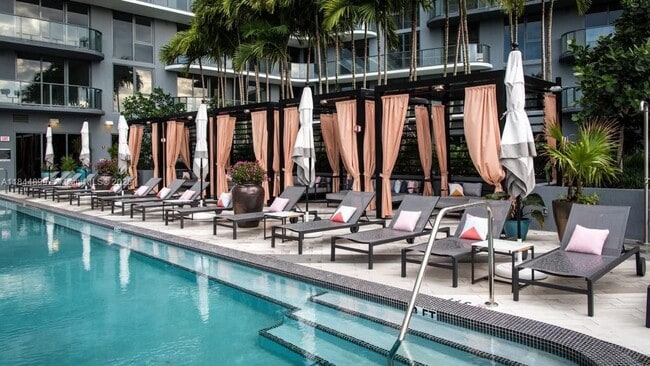 121 NE 34th St in Miami, FL - Building Photo - Building Photo